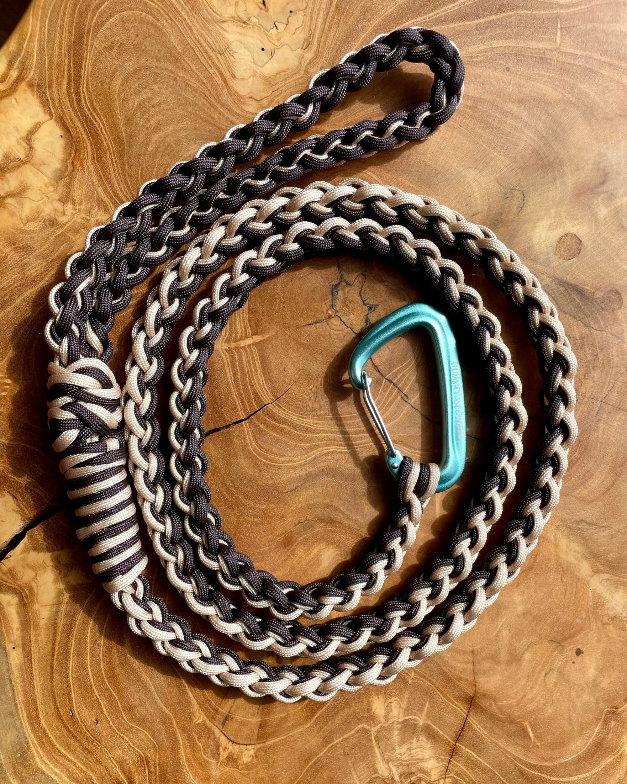 Paracord dog best sale leash with carabiner